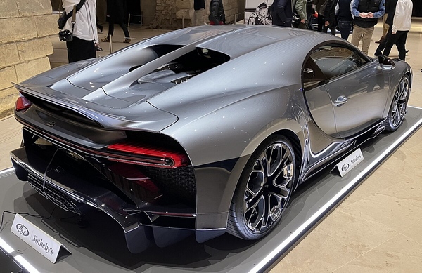 Bugatti_Chiron Supersport_Profilée_rear_(cropped).jpg