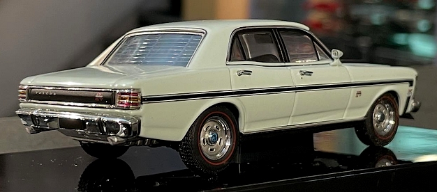 Ford Falcon XW GTHO Phase II AutoArt-Biante 2.jpg