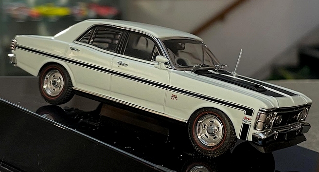 Ford Falcon XW GTHO Phase II AutoArt-Biante 1.jpg